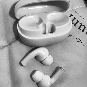 !!!! 🙌🏾🙌🏾🫣🫣LAUD Bluetooth Earbud Headphones☺️☺️☺️                  - White !!!!